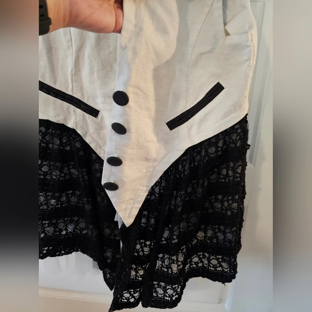 The Style White and Black Lace Vest - Picture 2 of 8
